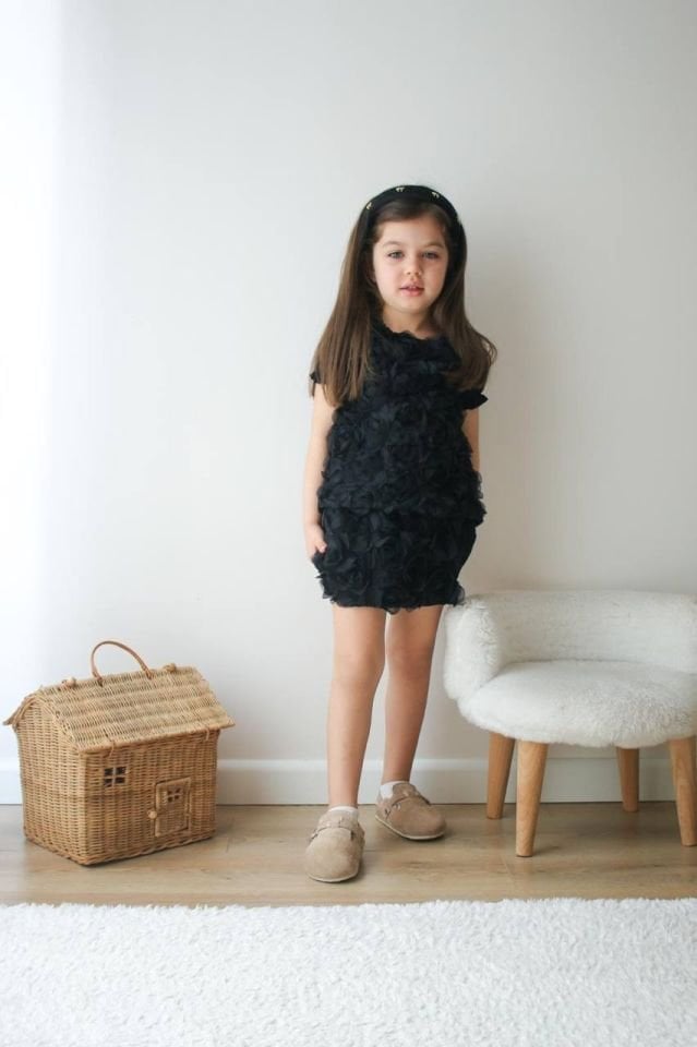 Gül Detaylı Siyah Etekli Takım 9-10 YAŞ