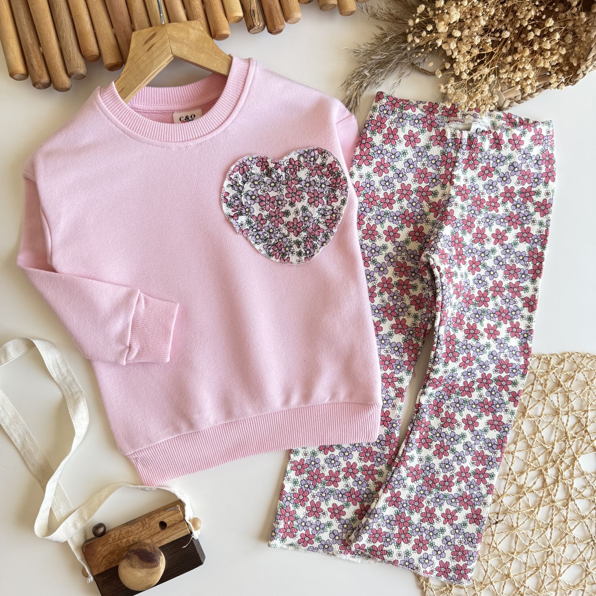 Çicek Desenli Takım 4-5 YAŞ