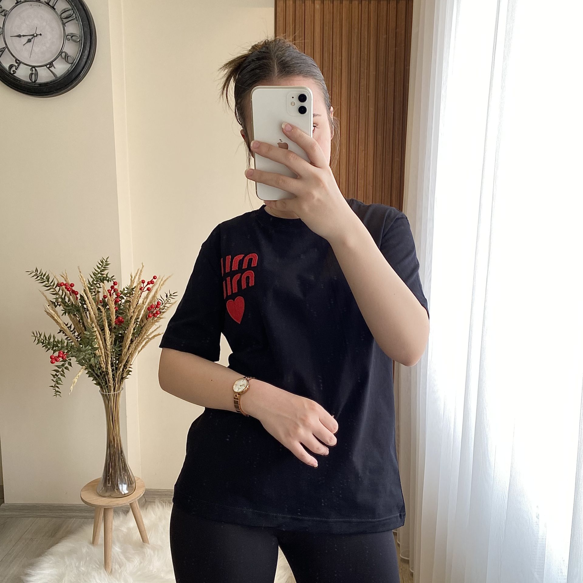 Siyah Kalp Detaylı Tshirt