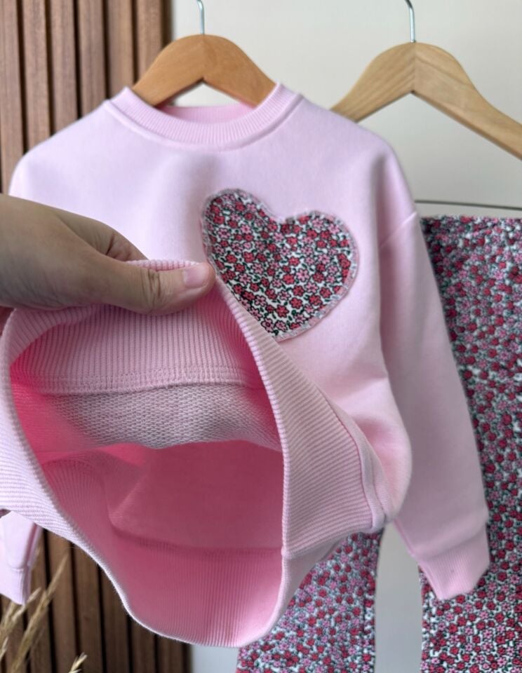 Kalp Detaylı Çicekli Takım 2-3 YAŞ