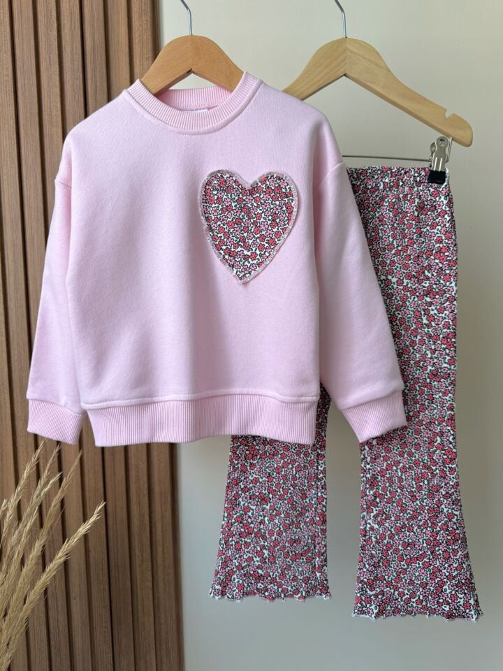 Kalp Detaylı Çicekli Takım 2-3 YAŞ