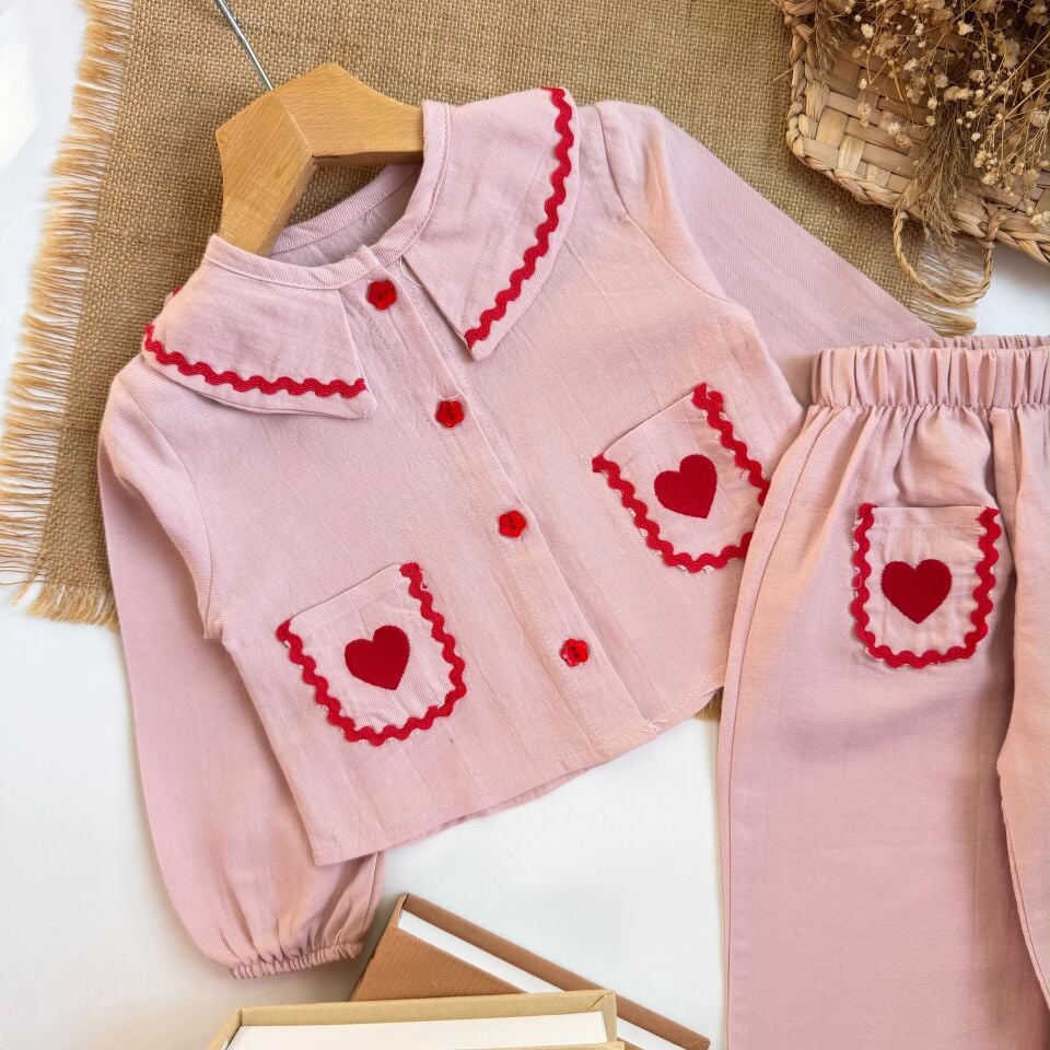 Pembe Yakalı Kalpli Gömlekli Takım 7-8 YAŞ