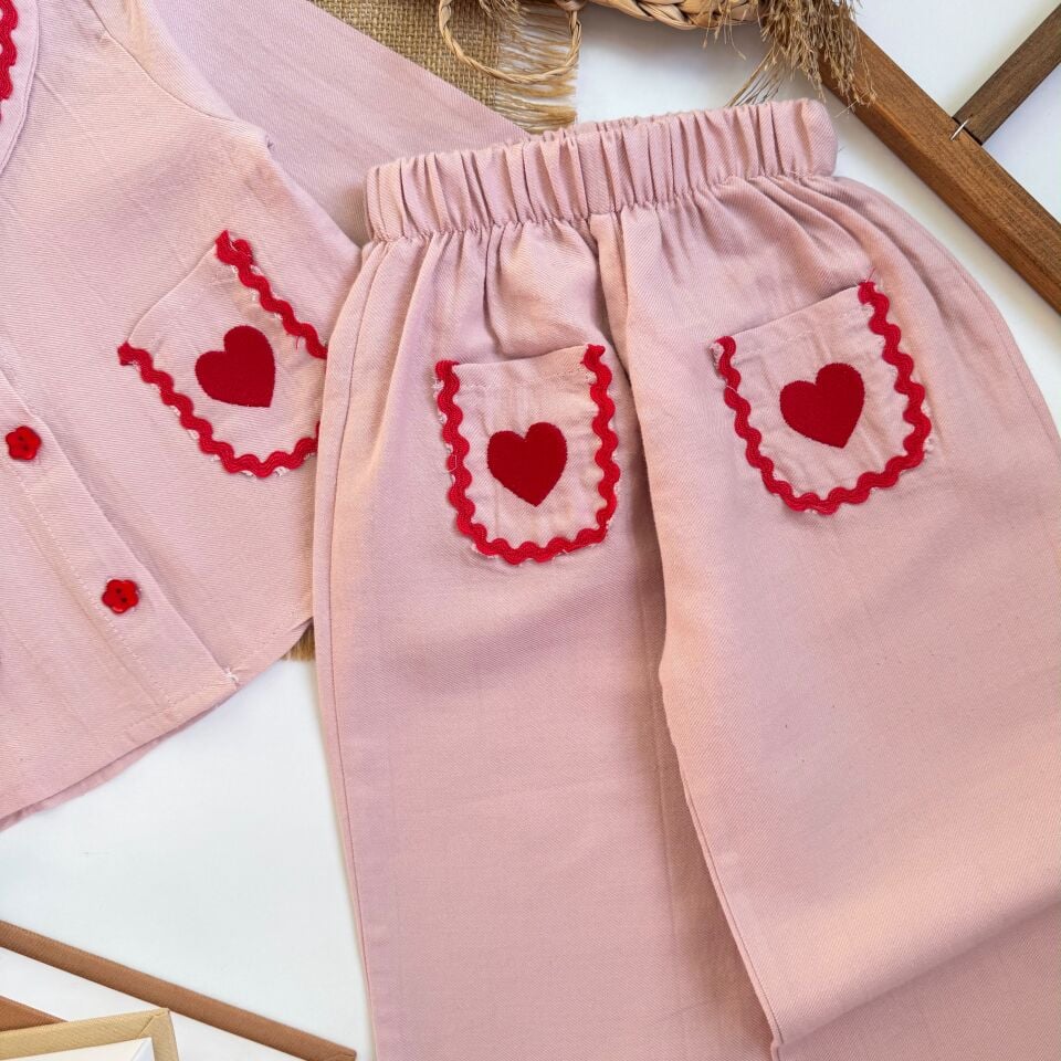 Pembe Yakalı Kalpli Gömlekli Takım 7-8 YAŞ